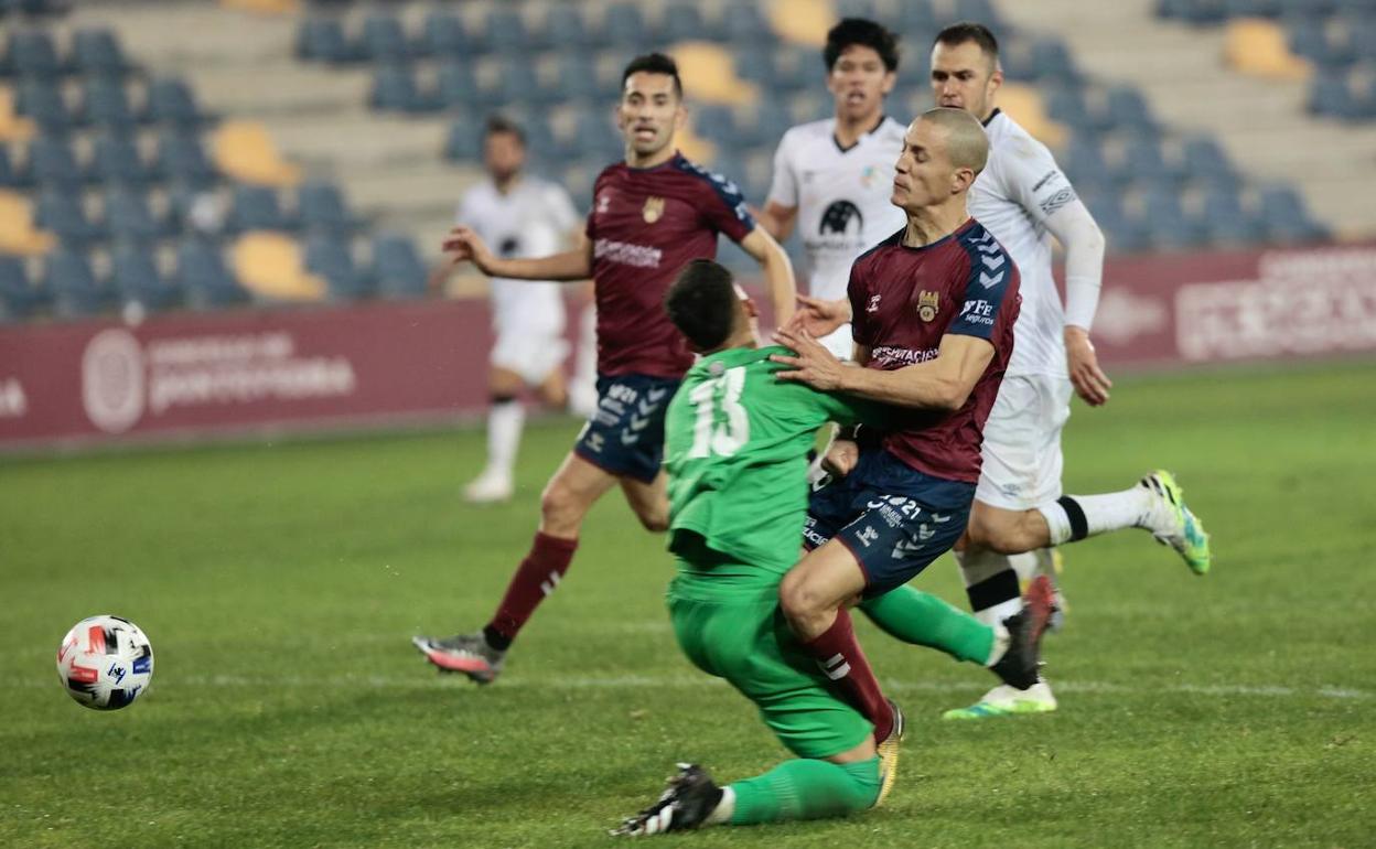 Instante del penalti cometido por Babero ante Rufo, del Pontevedra, que supuso el 1-0. 