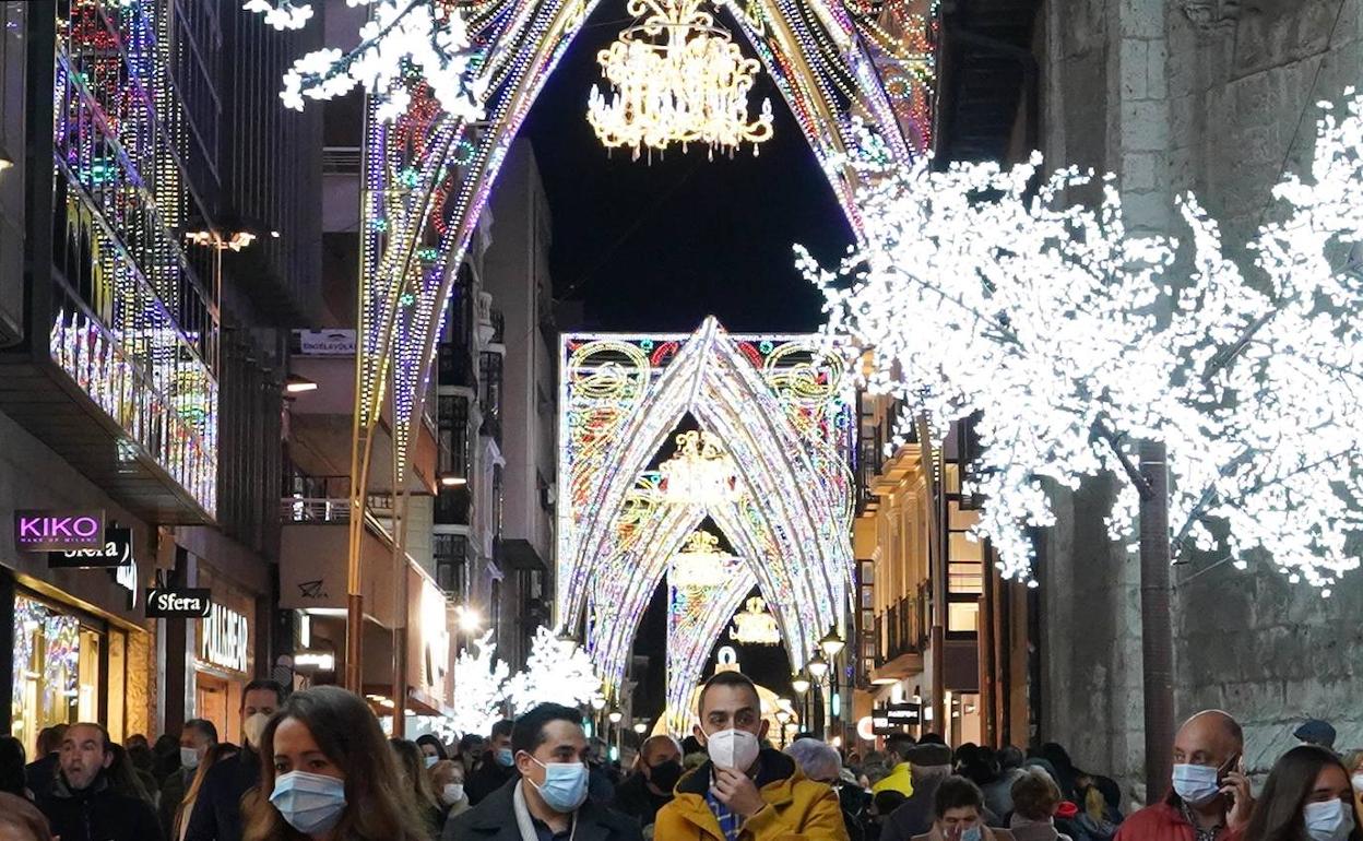 Afluencia de gente en la Calle Santiago bajo el alumbrado de Navidad. 