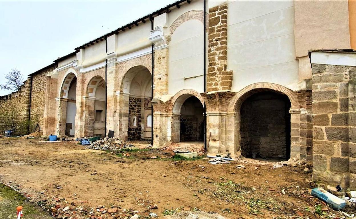 Trabajos de rehabilitación del antiguo convento de Paredes de Nava.