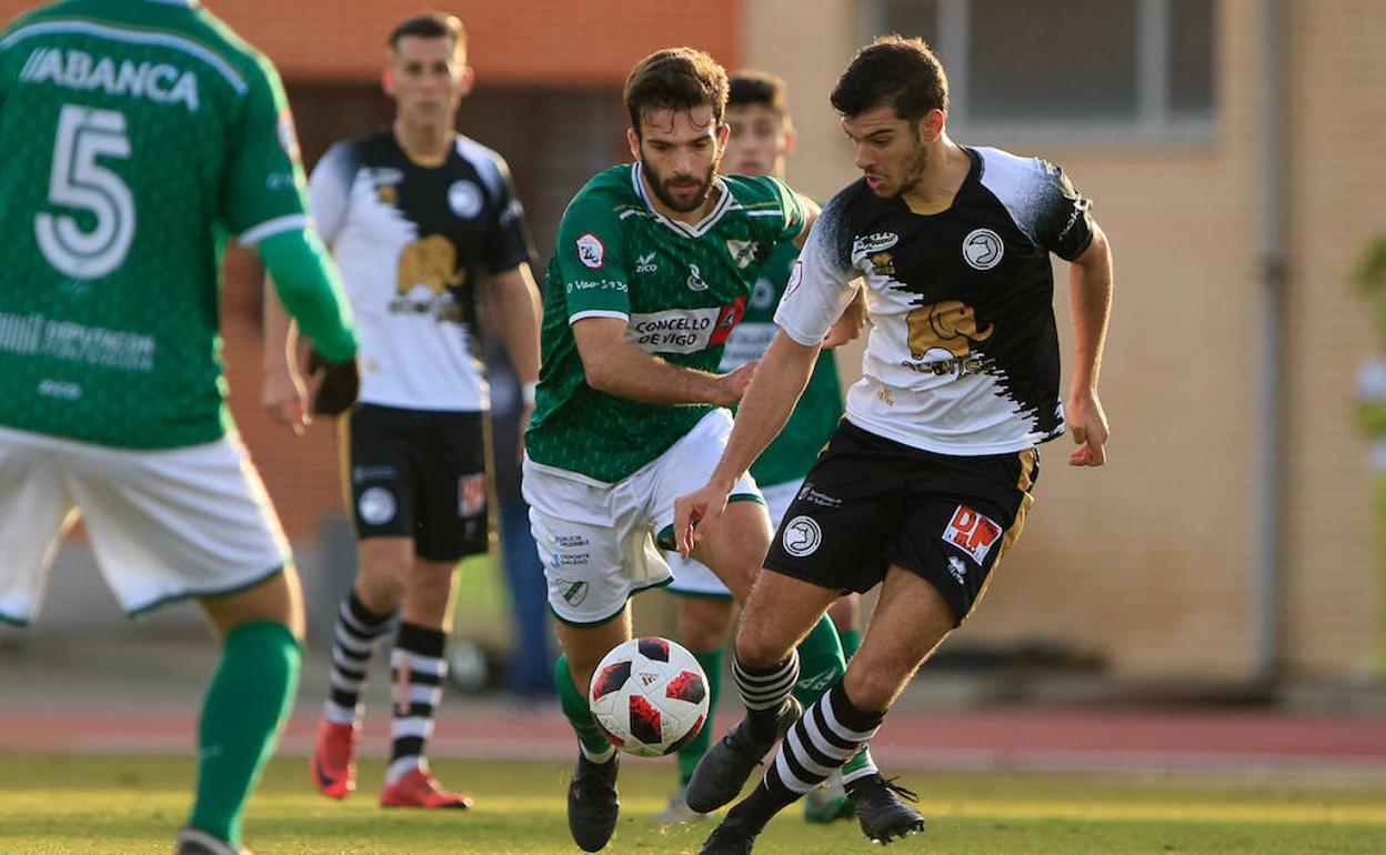 Carlos de la Nava se lleva el balón ante el Coruxo hace dos temporadas en Las Pistas.