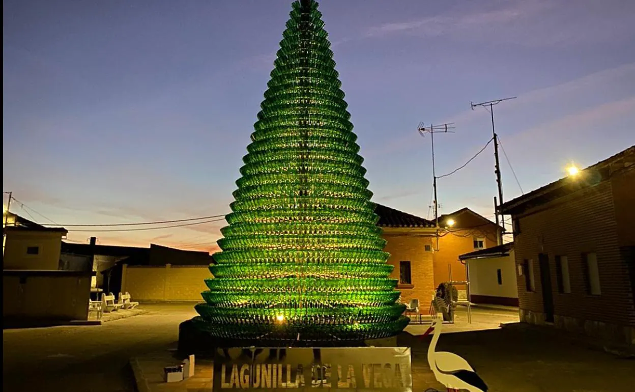 El árbol de botellas de cerveza de Lagunilla de la Vega.