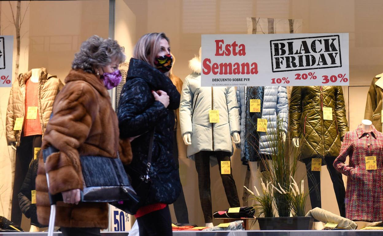 Un escaparate de una tienda del centro de Valladolid, donde los comercios ya ofrecen descuentos.