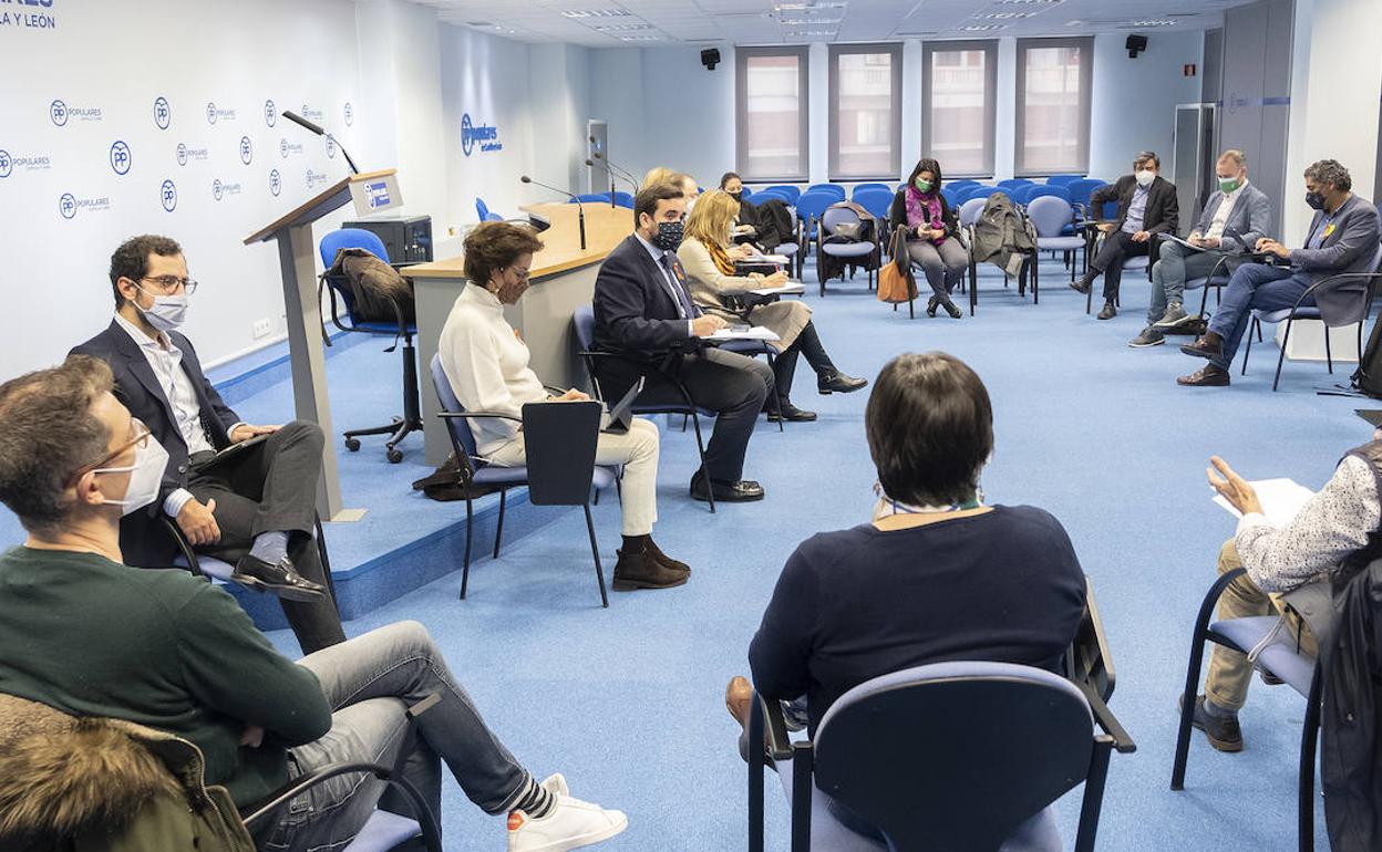 El diputado del Partido Popular por Valladolid, José Ángel Alonso, durante la reunión con representantes de Concapa, Fecampa y los sindicatos de educación FSIE, USO, CSIF, la patronal Escuelas Católicas, Cere y miembros de la educación especial