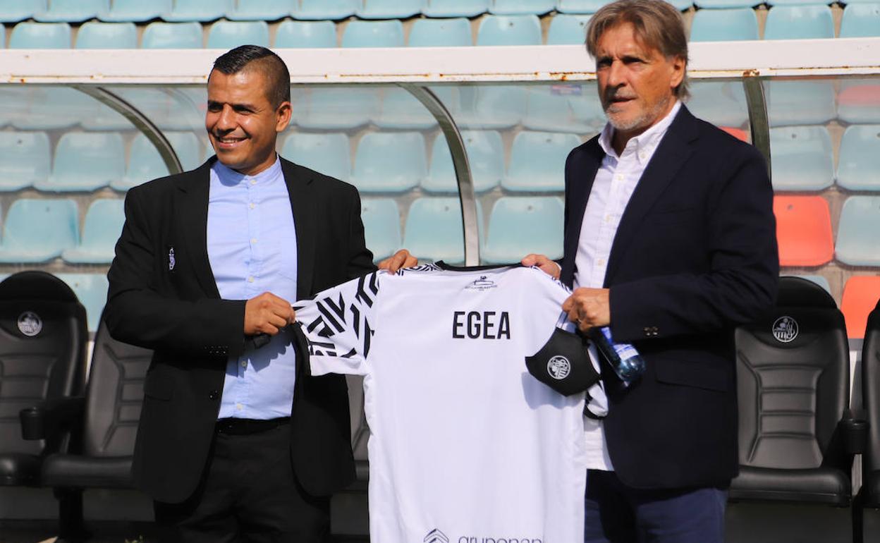 Rafa Dueñas posa con Egea en la presentación del argentino. 