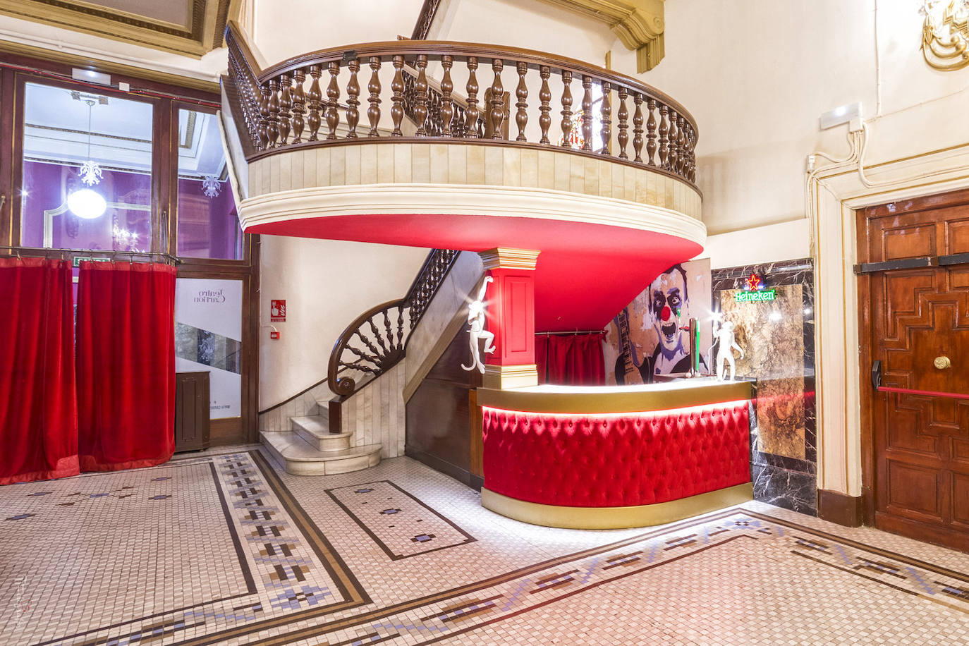 Escalera principal del Teatro Carrión.