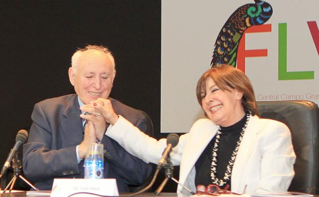 Godofredo Garabito Gregorio recibe un gesto cariñoso de Concha Velasco durante el homenaje que recibió en la clausura de la 44 edición de la Feria del Libro de Valladolid en 2011.