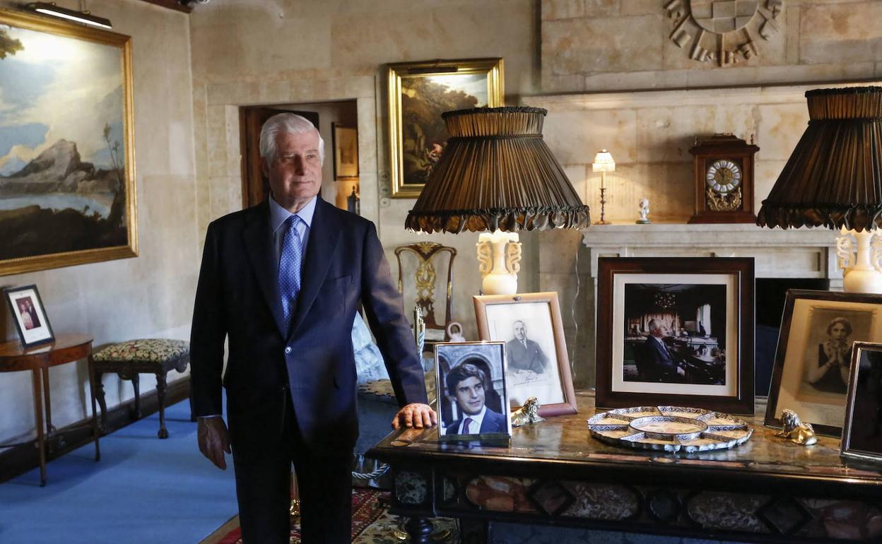 El duque de Alba, Carlos Fitz-James Stuart y Martínez de Irujo, en el Salón Principal del Palacio de Monterrey de Salamanca. 