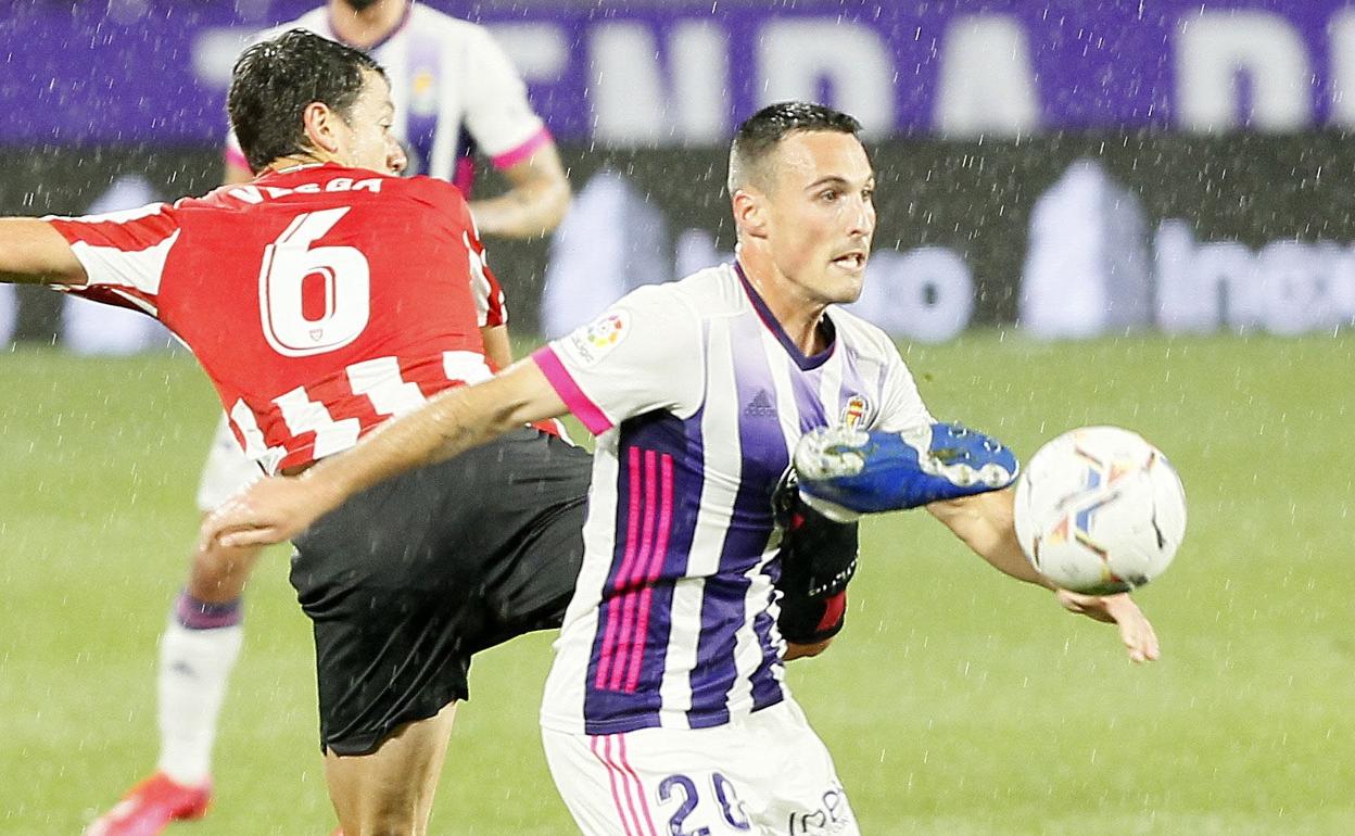 San Emeterio avanza ante Vesga en el Real Valladolid-Athletic de hace dos jornadas