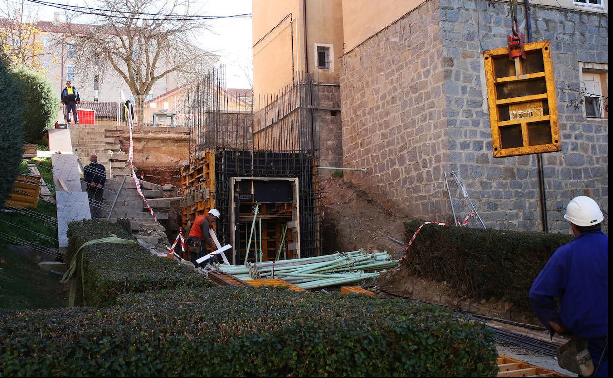 Obras para la construcción del ascensor de San José. 