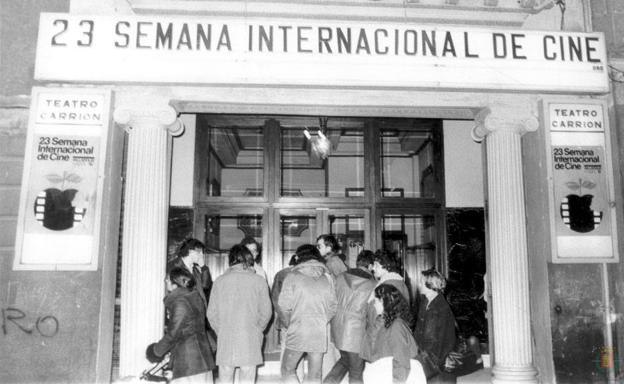 Entrada al Teatro Carrión con el cartel de la 23ª edición de la Semana Internacional de Cine de Valladolid, (Seminci), en 1978.