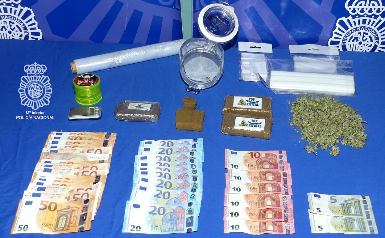 Drogas y dinero incautados a los detenidos.