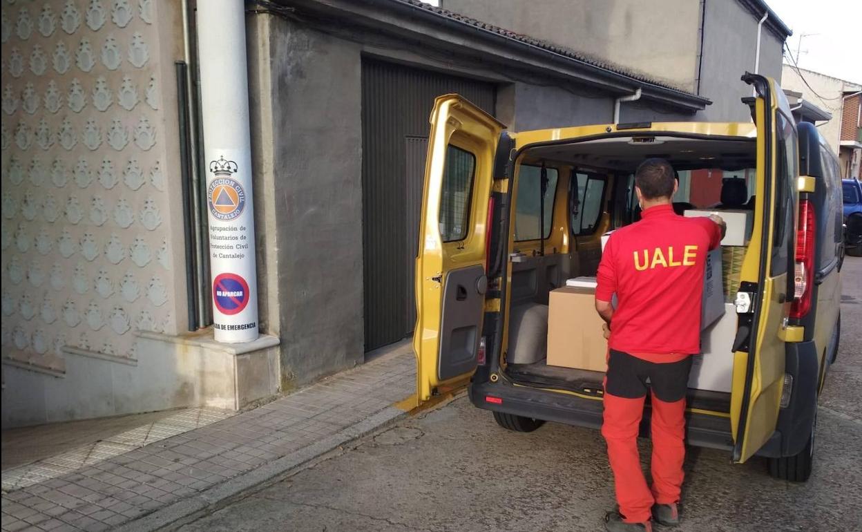 Descarga de cajas con material de protección para la agrupación de Cantalejo. 