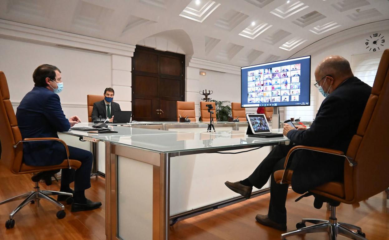 Reunión de Mañueco con alcaldes de Castilla y León.