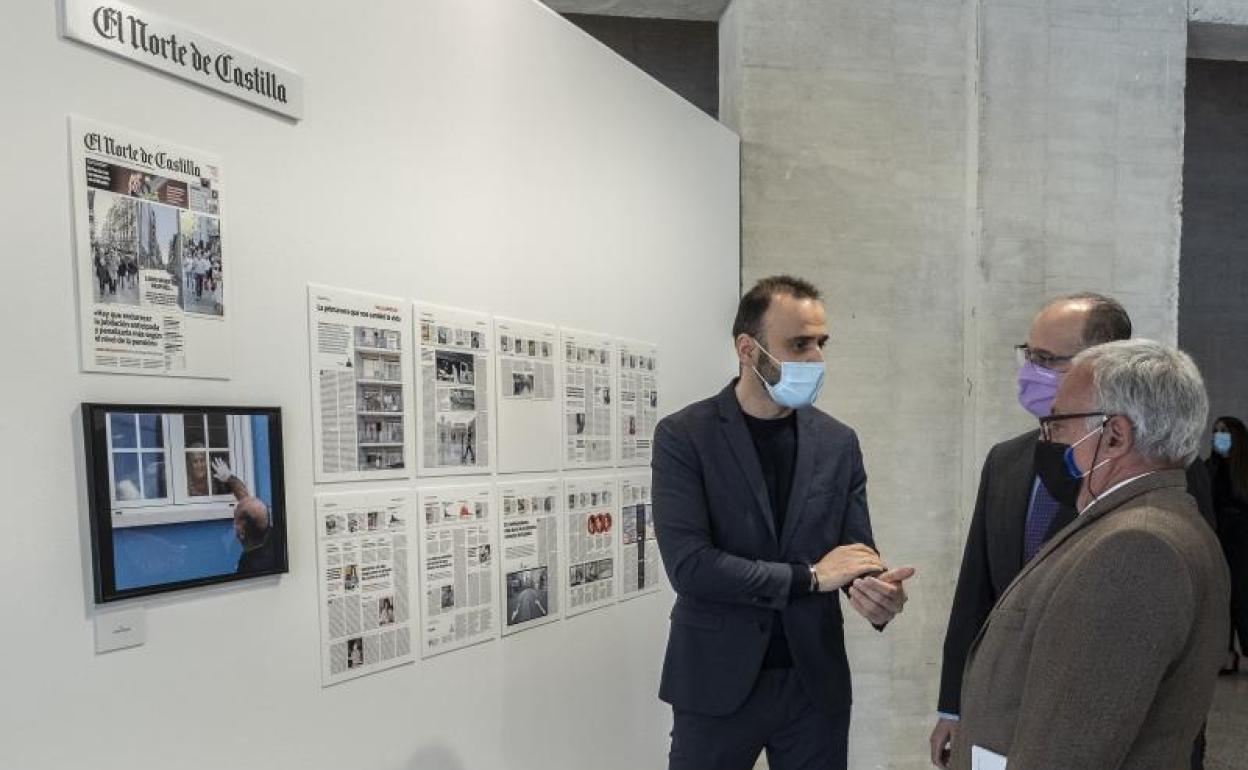 Pedro Lechuga, Luis Fuentes y Gonzalo Santonja, en la exposición sobre la prensa en las Cortes.