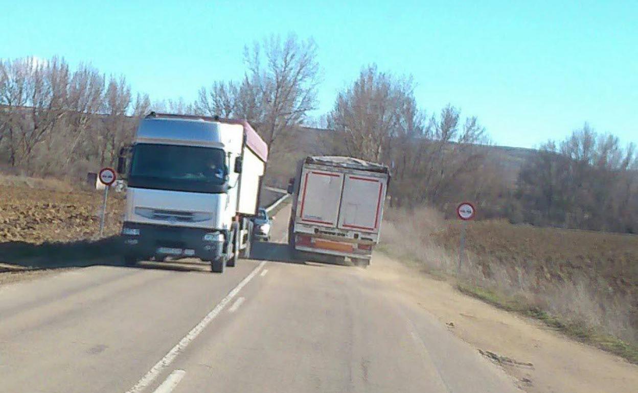 Dos camiones se cruzan en un tramo de la P-984 antes de los trabajos para arreglarla.