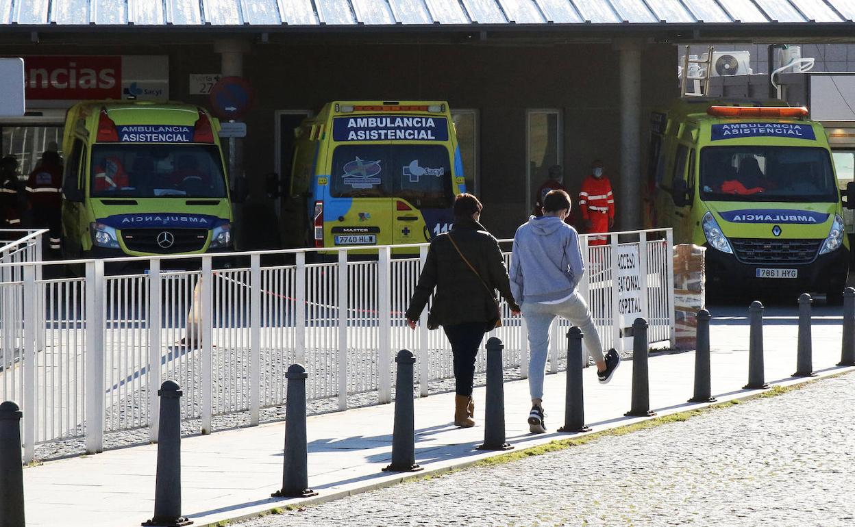 Ambulancias en la entrada de Urgencias del Hospital General de Segovia, este miércoles. 
