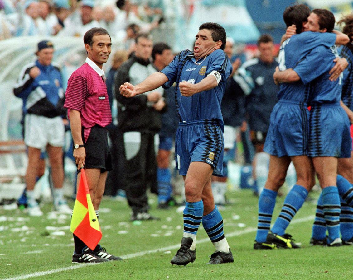 El '10' celebra un gol en el Mundial de Estados Unidos 1994, del que fue apartado tras un positivo por cocaína.