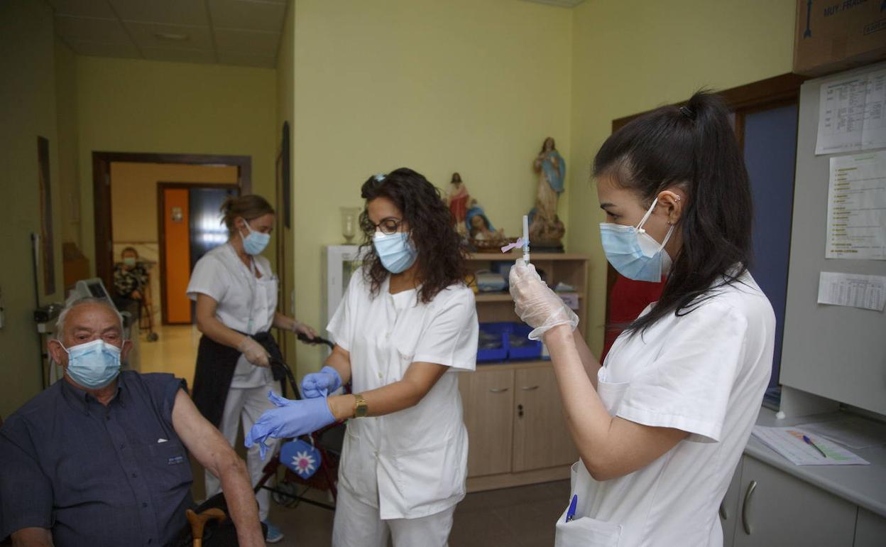 Vacunación contra la gripe en la residencia de Parquesol. 
