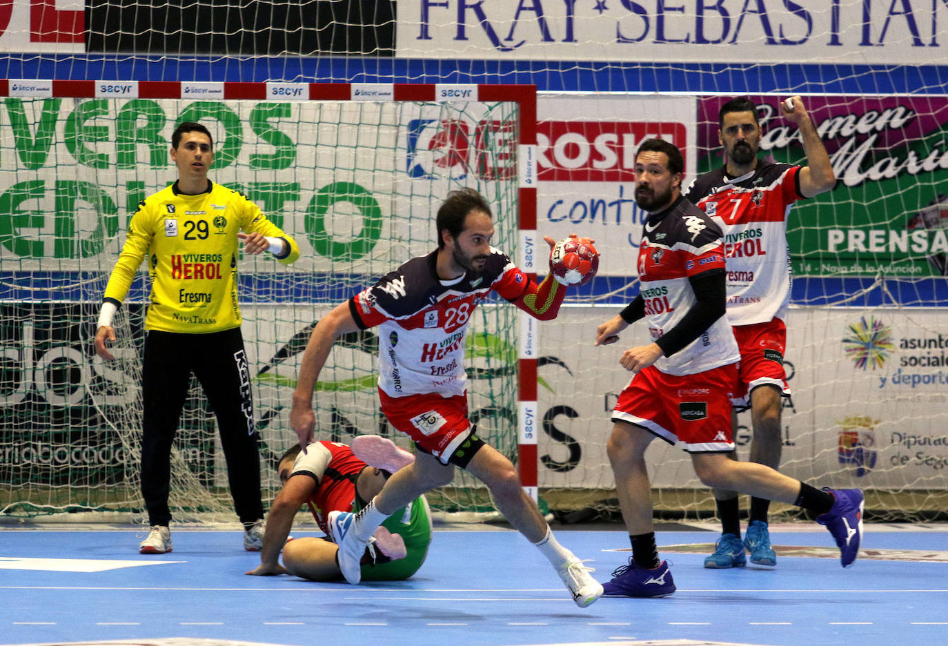 Partido de la Liga Asobal entre el Balonmano Nava y el Huesca 