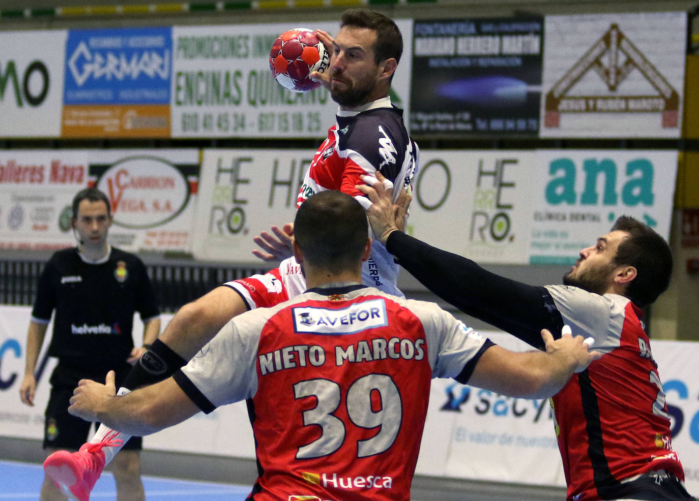 Partido de la Liga Asobal entre el Balonmano Nava y el Huesca 