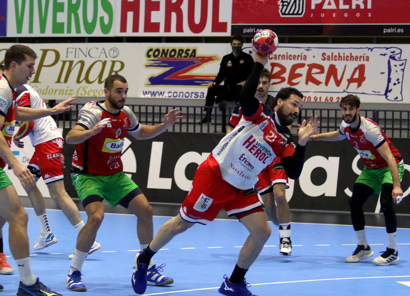 Partido de la Liga Asobal entre el Balonmano Nava y el Huesca 