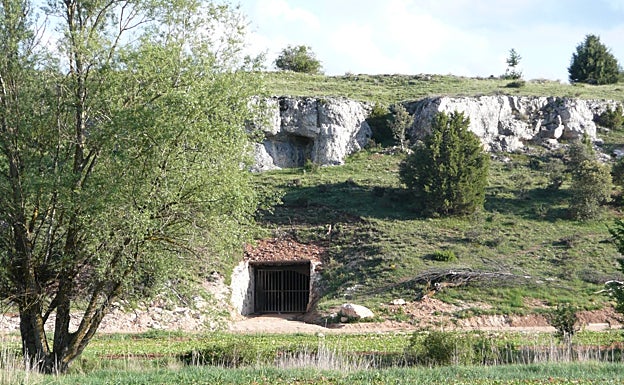 Entrada a la bodega, una amplia cueva excavada en la roca 