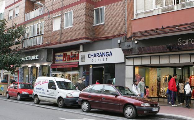 Piden penas de diez años y tres meses de cárcel para tres hombres por robar la ayuda social a su compañera de piso 