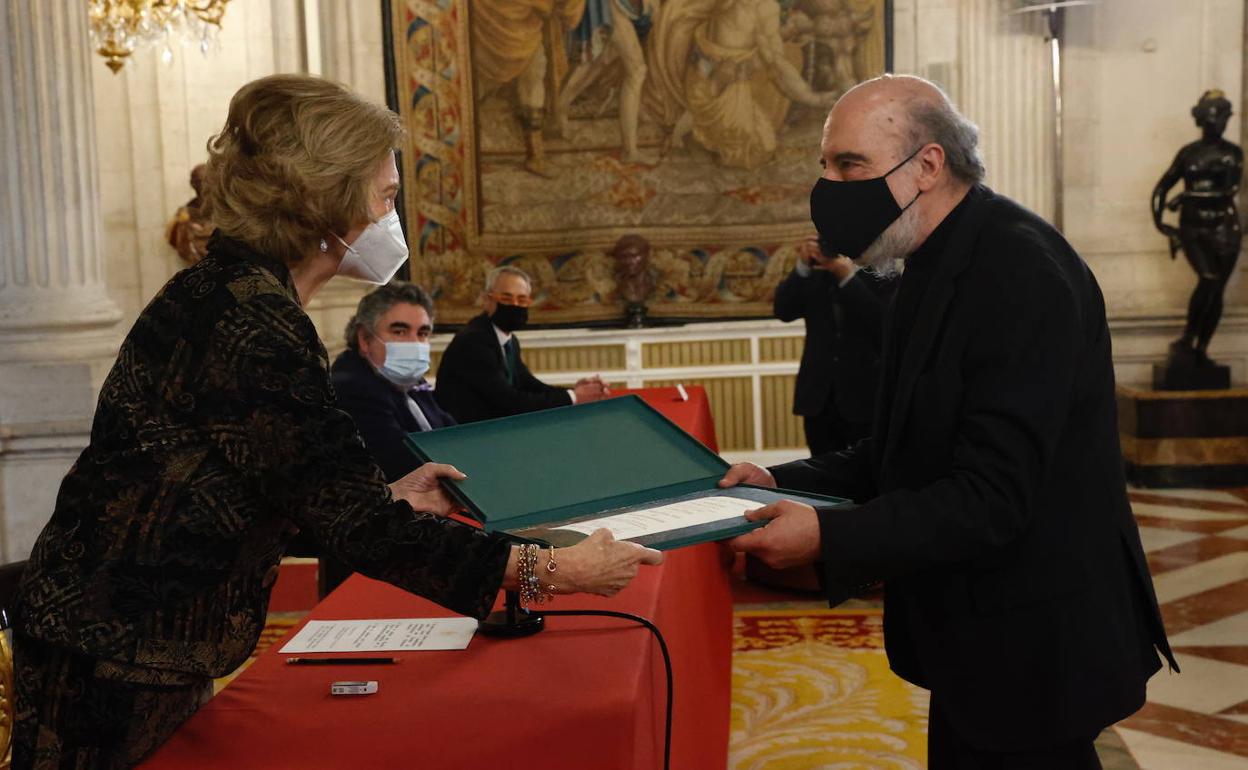 Raúl Zurita recoge el premio de manos de la Reina Sofía. 