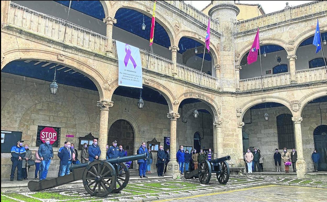 Minuto de silencio en la Plaza Mayor de Ciudad Rodrigo. 