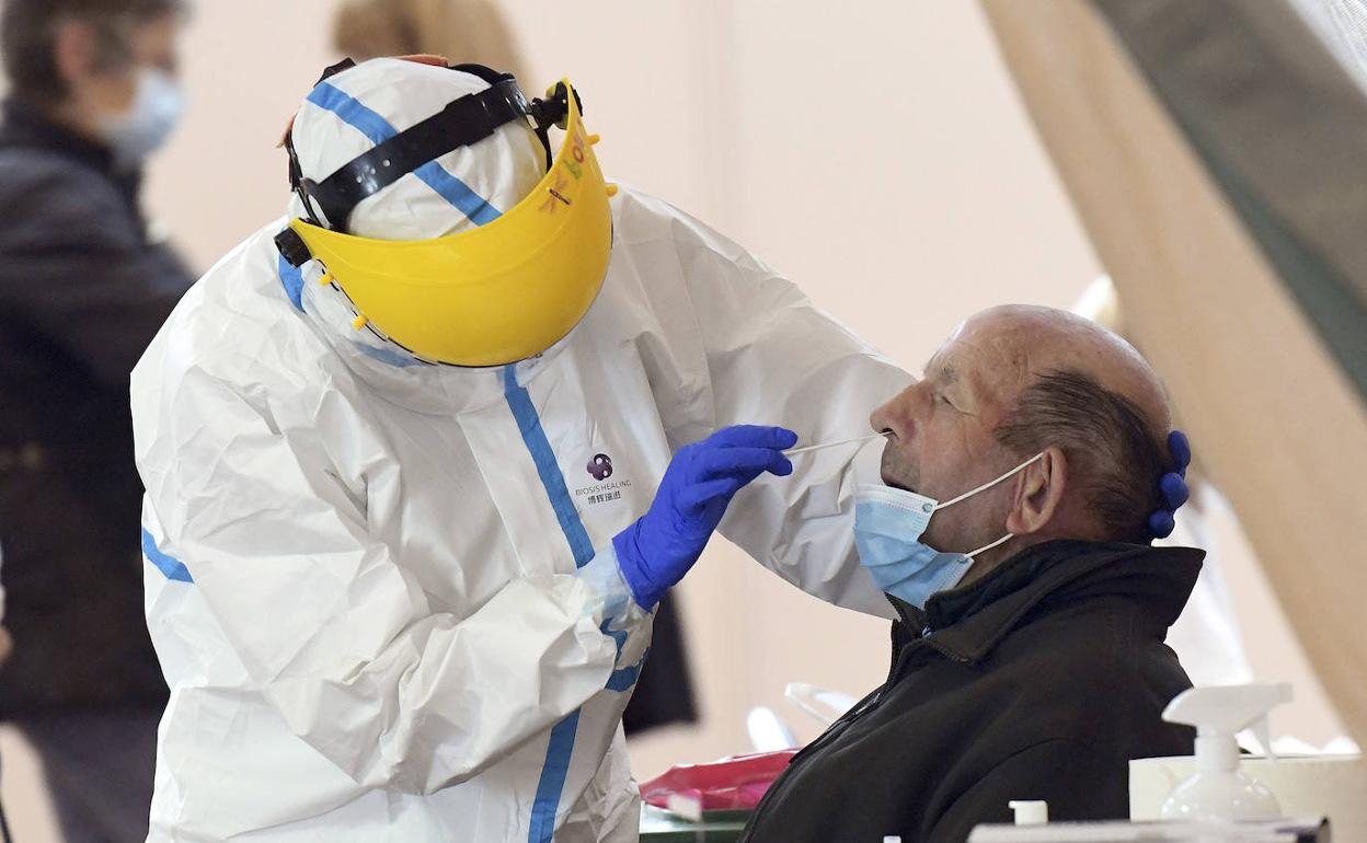 Una persoona se somete a un test para detectar la covid. 