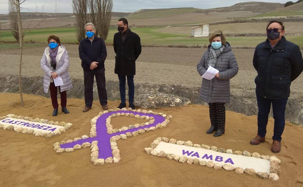 Lectura del manifiesto contra la violencia de género leído ayer entre Wamba y Castrodeza. 