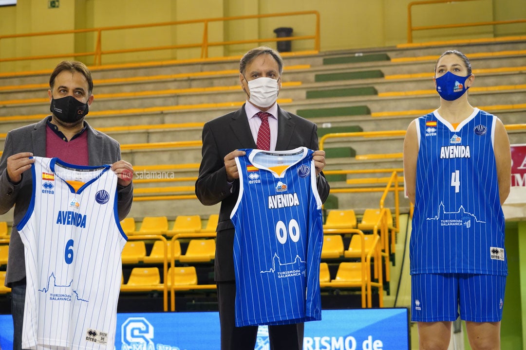 Acto de presentación de la camiseta que Avenida lucirá en Euroliga