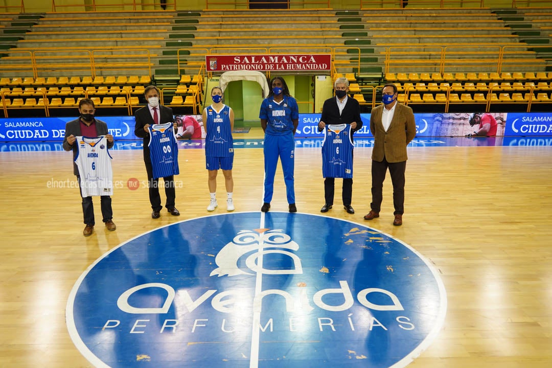 Acto de presentación de la camiseta que Avenida lucirá en Euroliga
