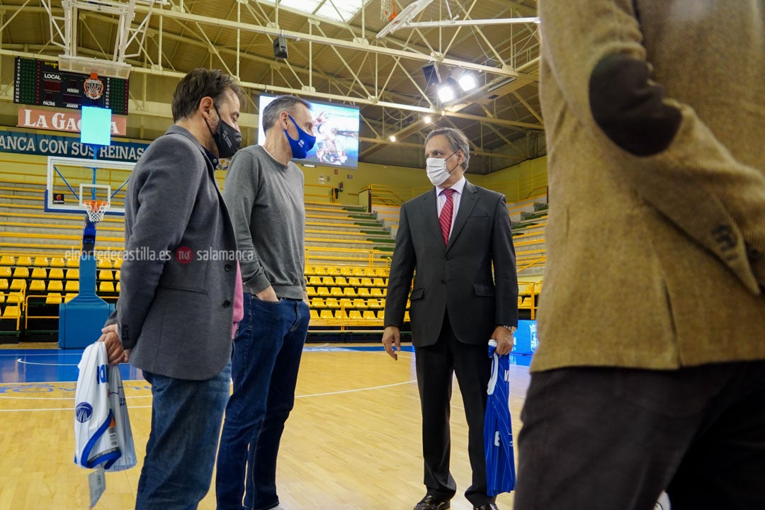Acto de presentación de la camiseta que Avenida lucirá en Euroliga