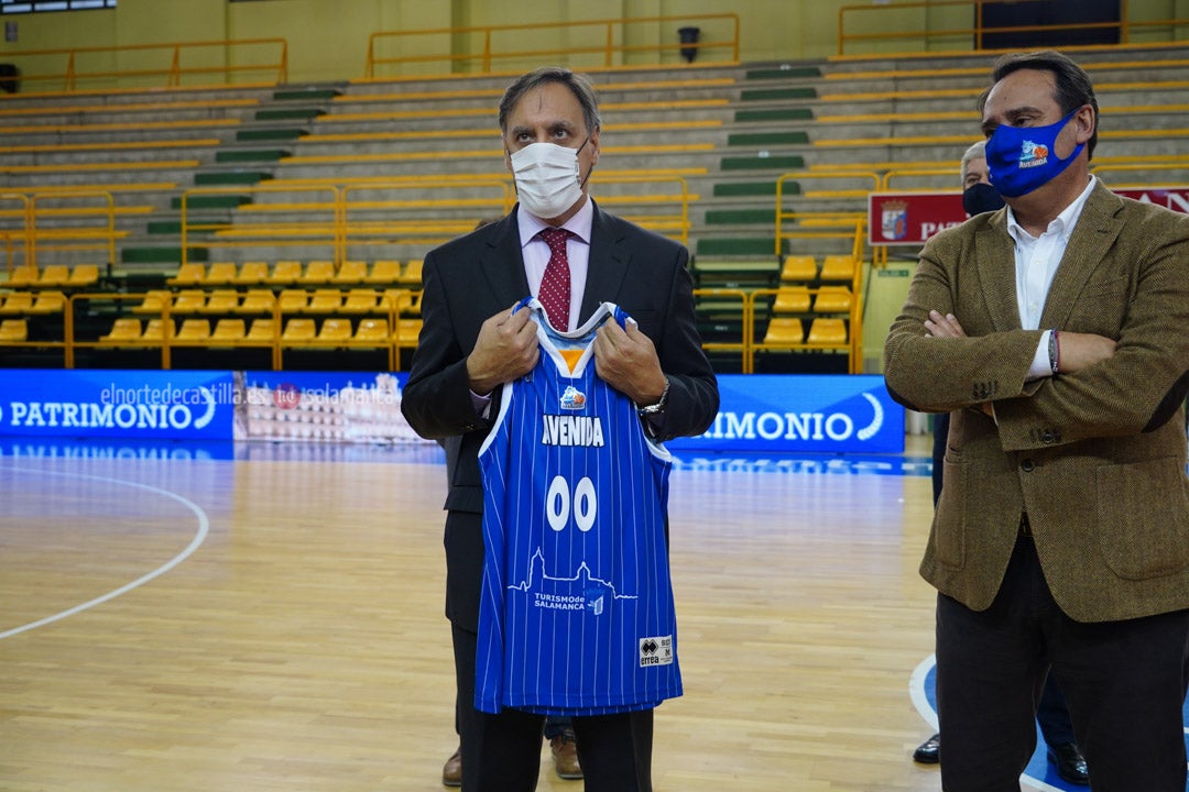 Acto de presentación de la camiseta que Avenida lucirá en Euroliga