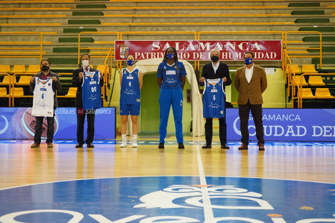 Acto de presentación de la camiseta que Avenida lucirá en Euroliga