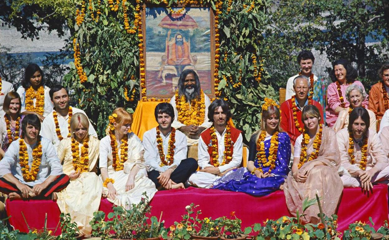 Los 'fab four' y el resto de la comitiva que les acompañó, con el controvertido gurú Maharishi Mahesh Yogui. 