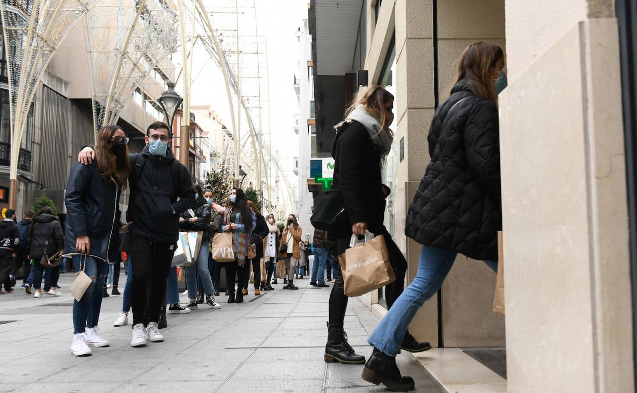 Decenas de vallisoletanos han esperado en la calle para poder acceder a las tiendas.