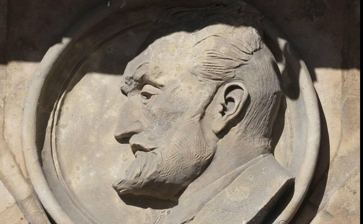 Relieve de Miguel de Unamuno en un medallón de la Plaza Mayor de Salamanca.
