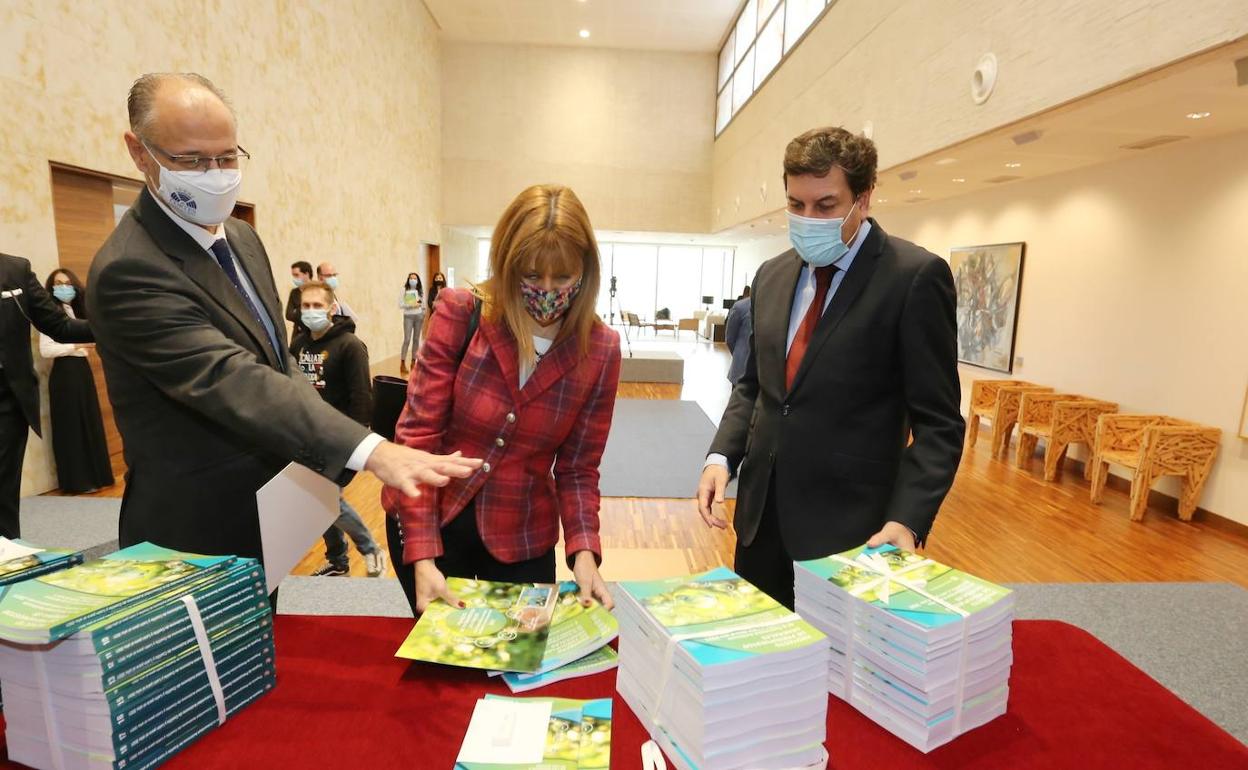 El presidente de las Cortes de Castilla y León, Luis Fuentes, el consejero de Economía y Hacienda, Carlos Fernández Carriedo, y la directora general de Presupuestos, Maribel Campos, registran el proyecto de ley de Presupuestos Generales de la Comunidad para 2021 en el Parlamento autonómico