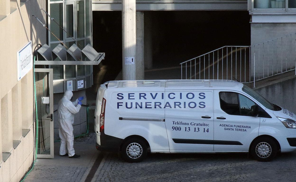 Unna furgoneta de los servicios funerarios, en el Hospital de Segovia.