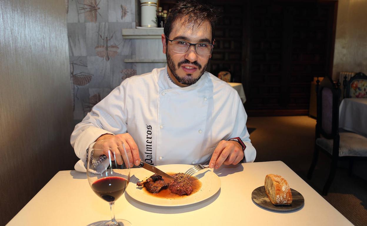 Álvaro Rayón preuba el plato de pato azulón en dos texturas. 