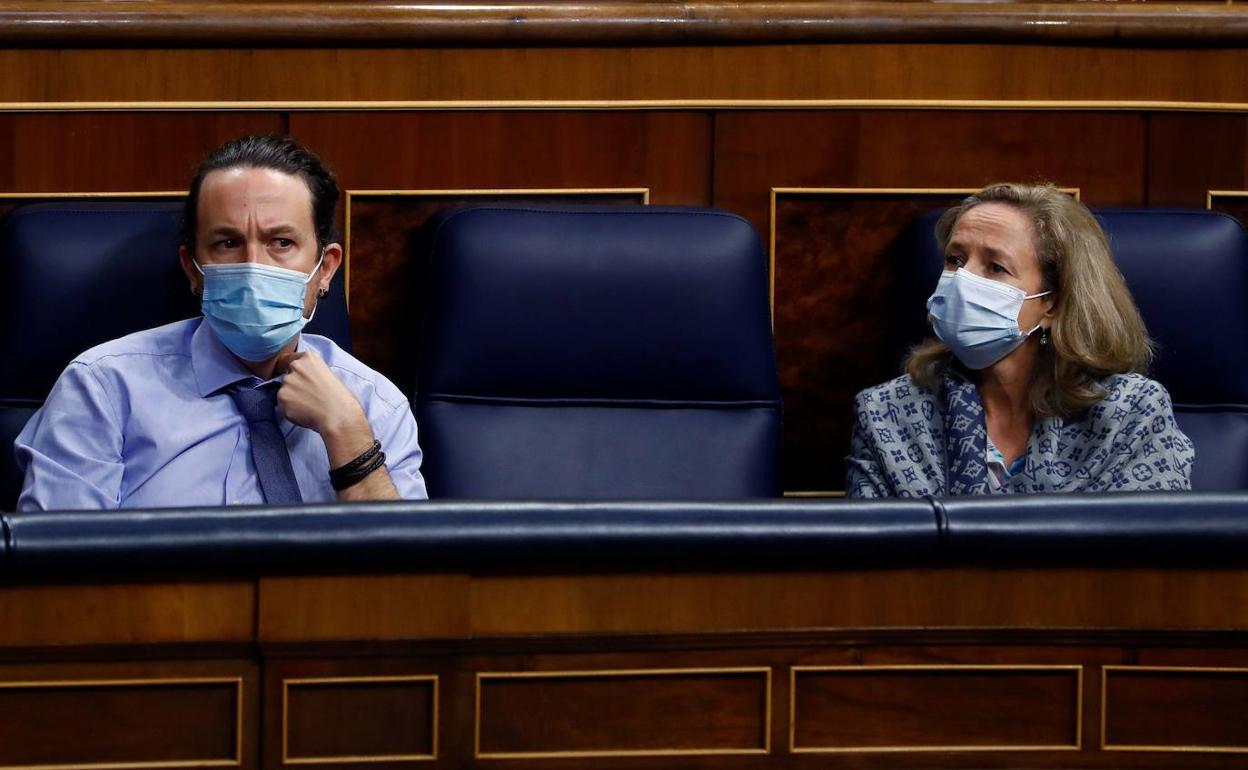 Pablo Iglesias y Nadia Calviño, en el Congreso de los Diputados.