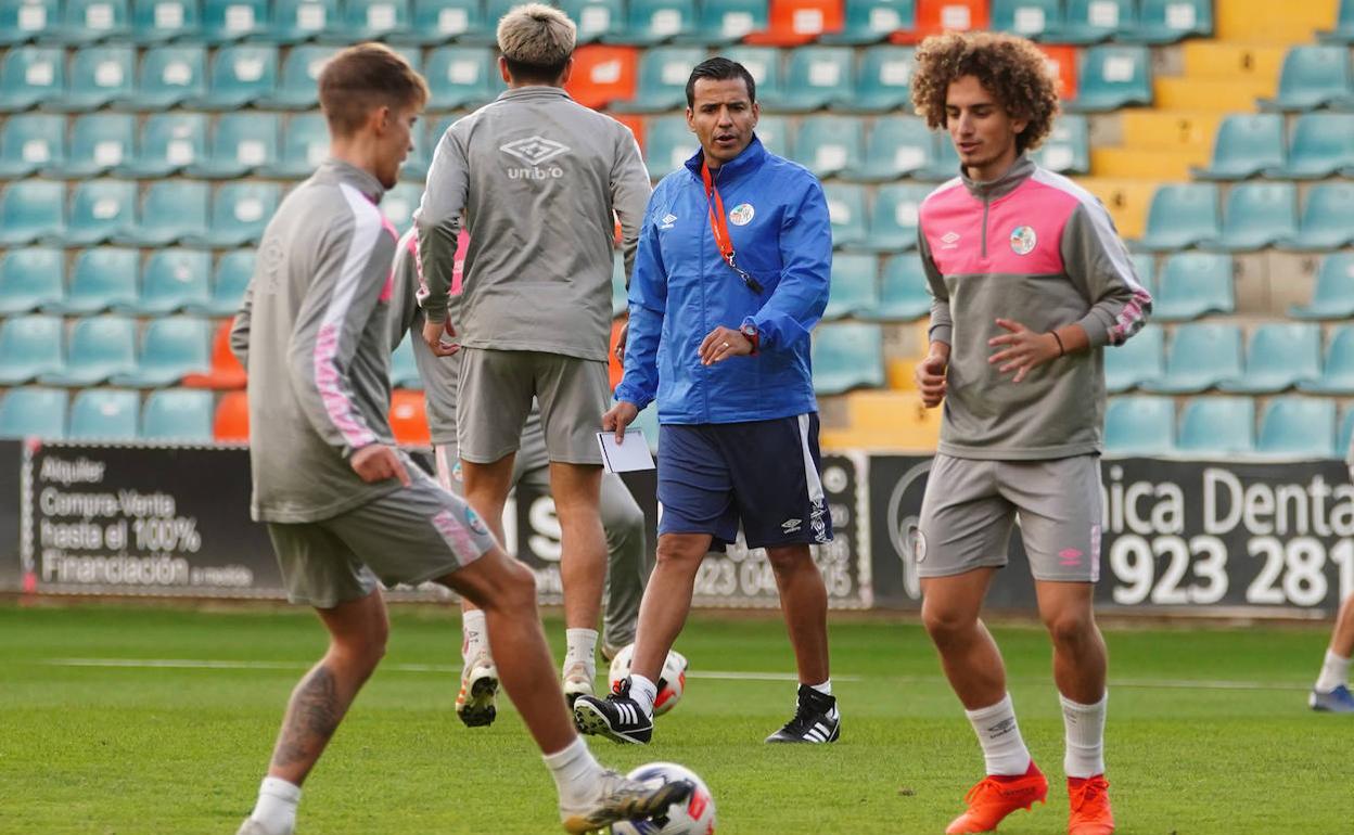 Rafa Dueñas, a la derechas, en un entrenamiento del Salamanca UDS. 
