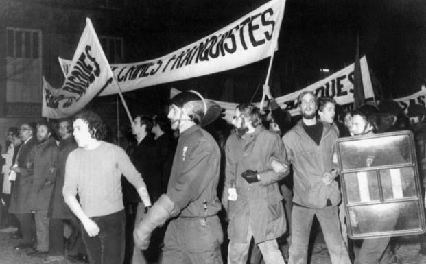 Enfrentamientos entre la policía y manifestantes, en París, para protestar por el juicio de Burgos.