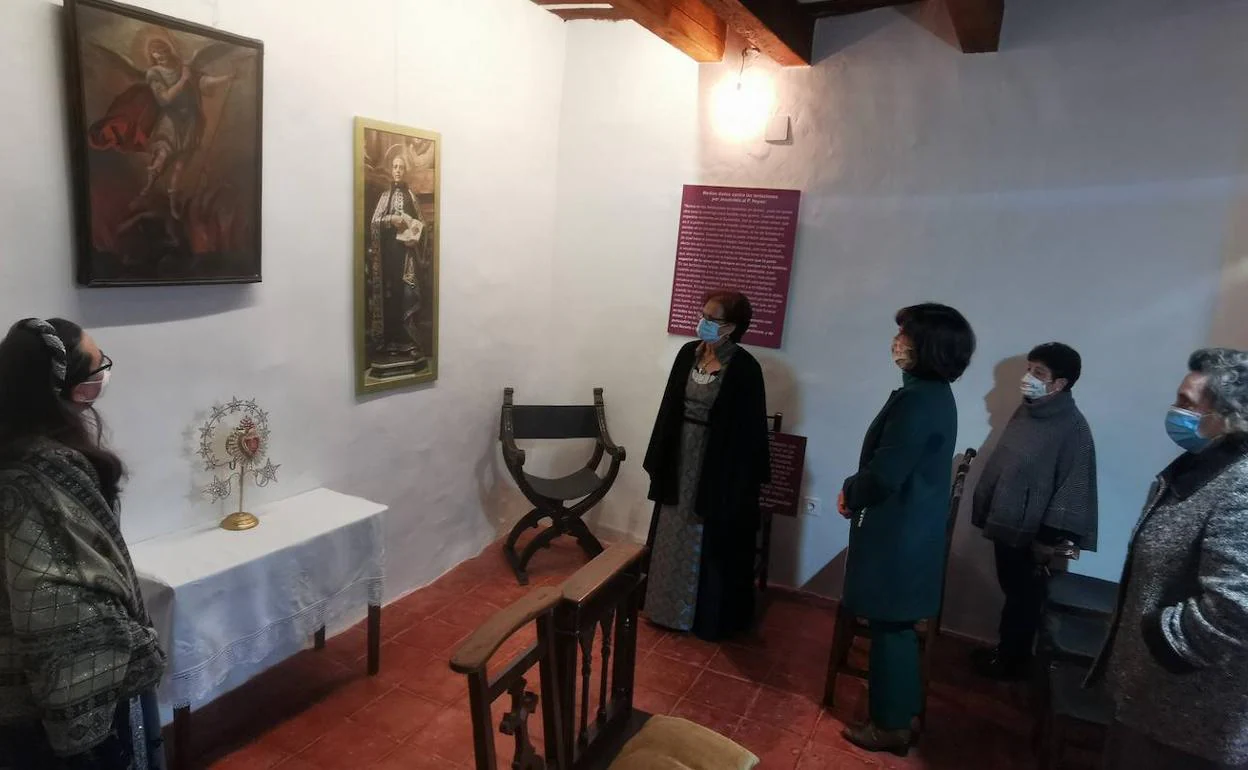 Vecinas de Torrelobatón visitan la restaurada casa natal del Padre Hoyos. 