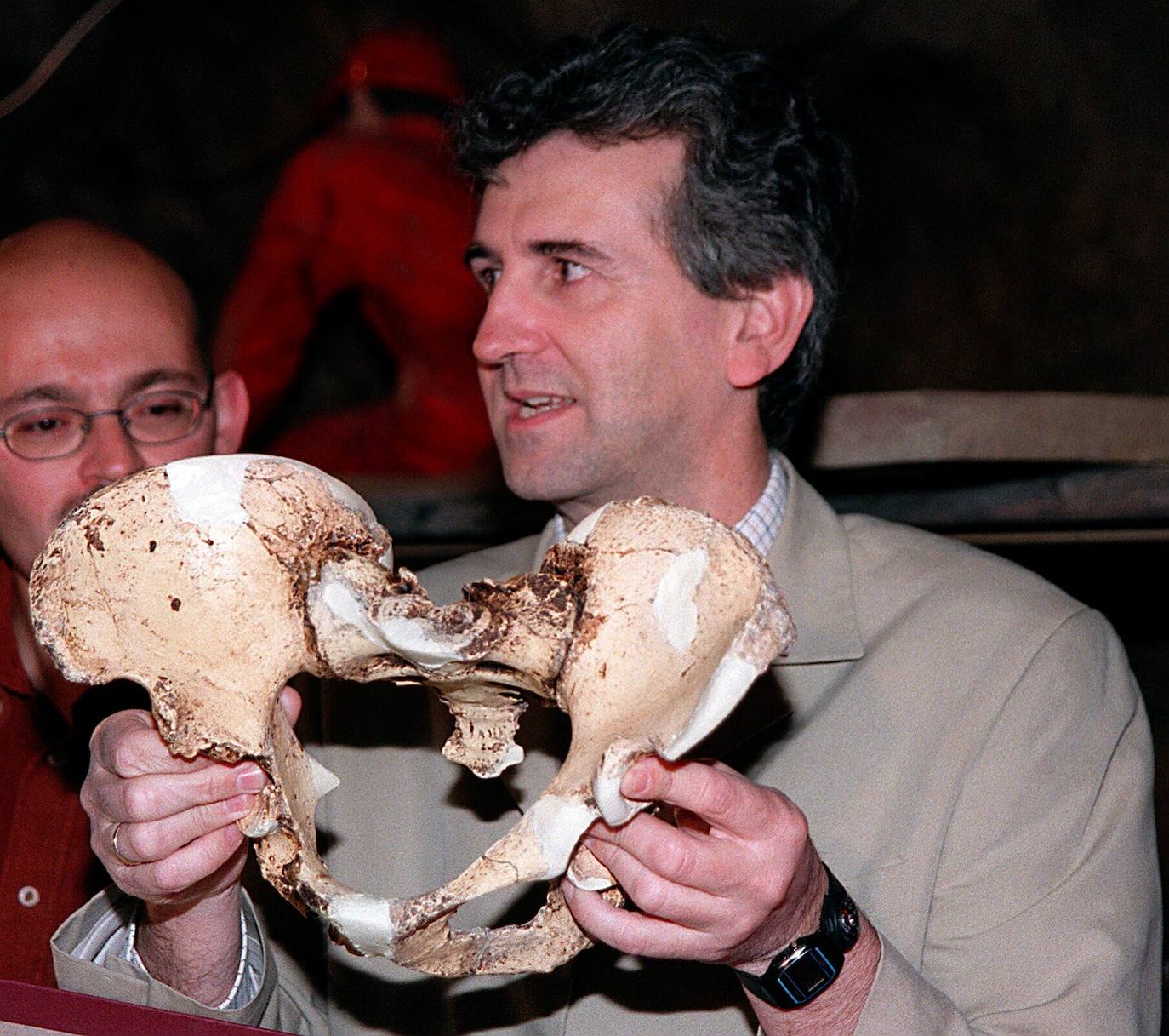 19.05.99 Juan Luis Arsuaga, miembro del equipo científico de las excavaciones de Atapuerca, presenta la pelvis humana hallada en 1994. Pasaron cinco años de investigaciones hasta que el equipo pudo sacar a la luz el artículo, años que sirvieron para demostrar que esta pelvis es mucho más ancha que la de un humano de hoy en día, por lo que se deduce que eran hombres de gran corpulencia, unos 100 kg, y de mediana estatura