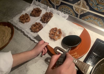 Imagen secundaria 1 - Diferentes momentos de la elaboración de los florones 