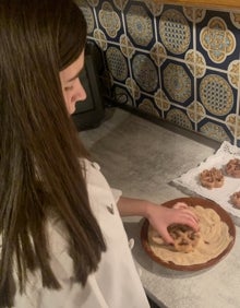 Imagen secundaria 2 - Diferentes momentos de la elaboración de los florones 