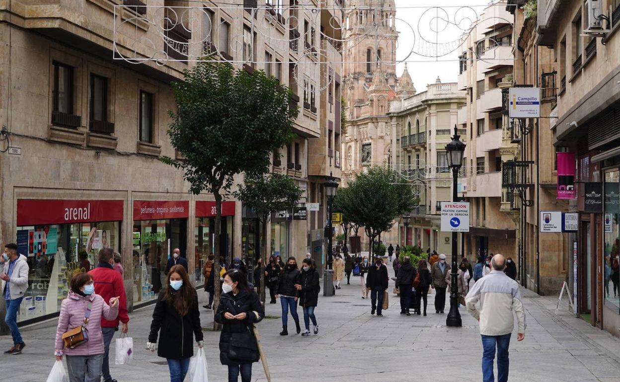 Vecinos de Salamanca en una céntrica calle de la ciudad.